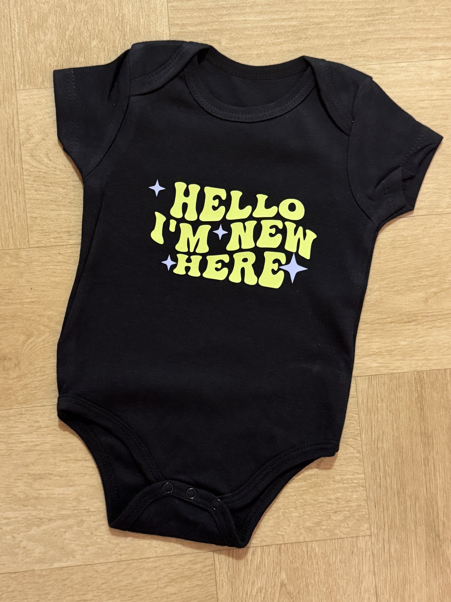 Baby romper met tekst hello i’m new Here